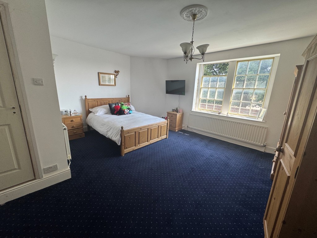 Lot: 144 - FREEHOLD DETACHED PERIOD FARMHOUSE, STUDIO APARTMENT OVER QUADRUPLE GARAGE - RESIDENTIAL INVESTMENT - Farmhouse - bedroom 1